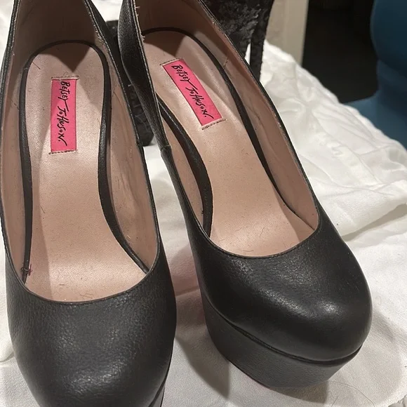 Barely used beautiful Betsy Johnson pump with red underneath, classy - Picture 4 of 4